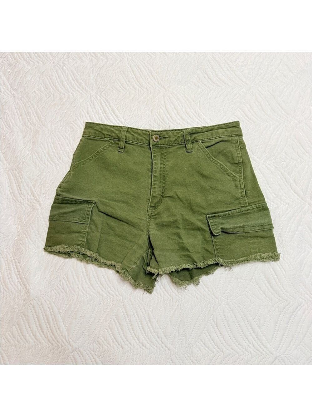 Indigo Rising Women’s Camo Green Cargo Shorts. Size 7